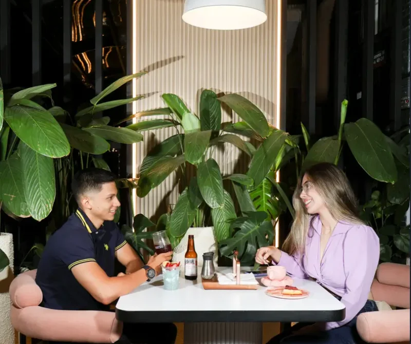 pareja restaurante